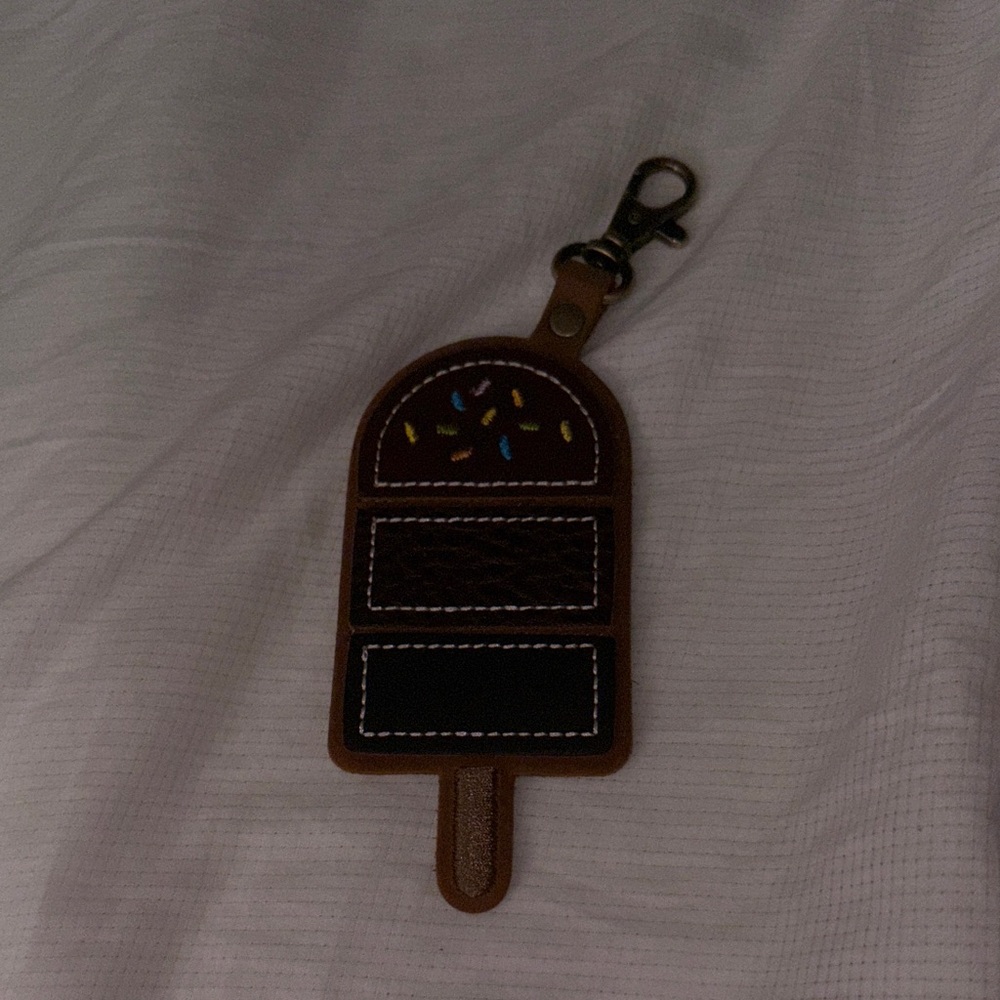 Plg brown nutmeg popsicle with color sprinkles , bnnu.